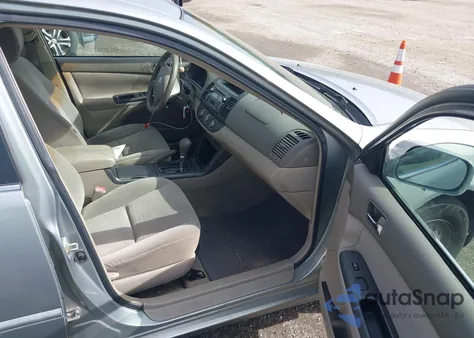 2005 Toyota Camry Le z USA, uszkodzony, nr VIN 4T1BE32K85U980938